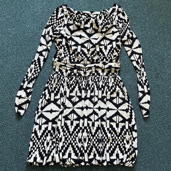 Leota Bubble Hem Dress with Ruched Long Sleeves and Ruching at th… - Picture 8 of 16